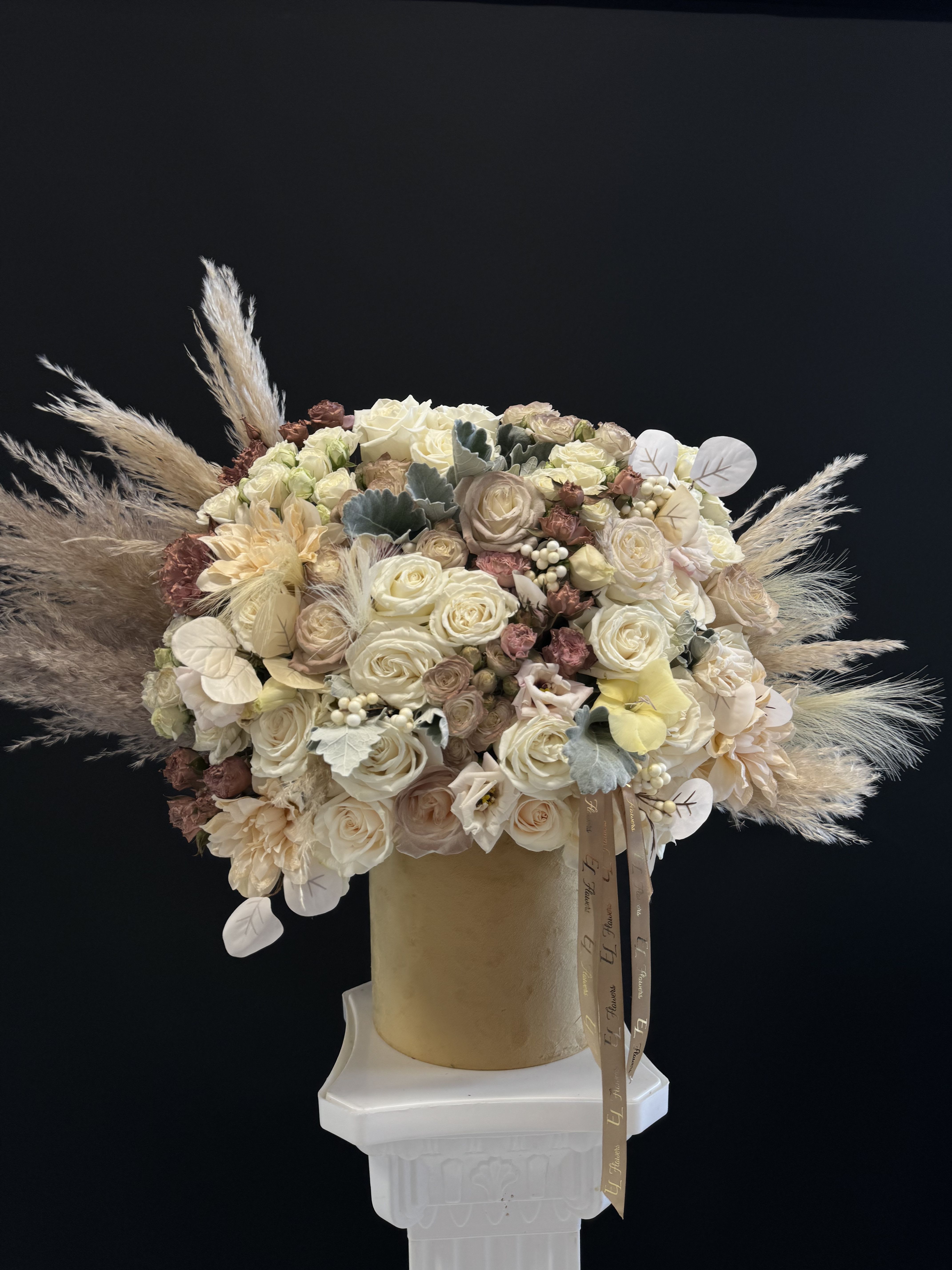 Box of cream and white roses - Beautiful huge box of nude color roses mixed with white 