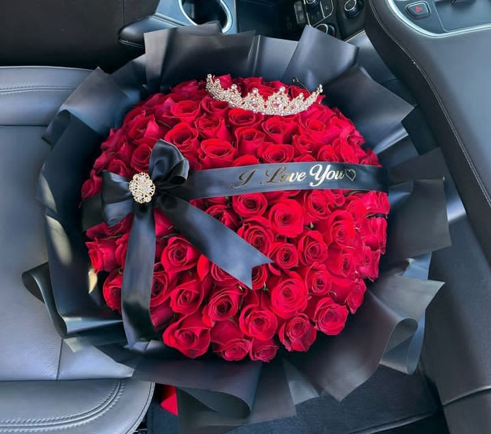 Ramo Buchon Lovers  - 100 ROSAS  Esto es Todo lo que necesitas para enamorar a Esa persona especial. Sorprendela con un elegante Ramo de Rosas. Nuestros Ramos estan delicadamente elaborados combinando rosas puras de Ecuador y Colombia. 