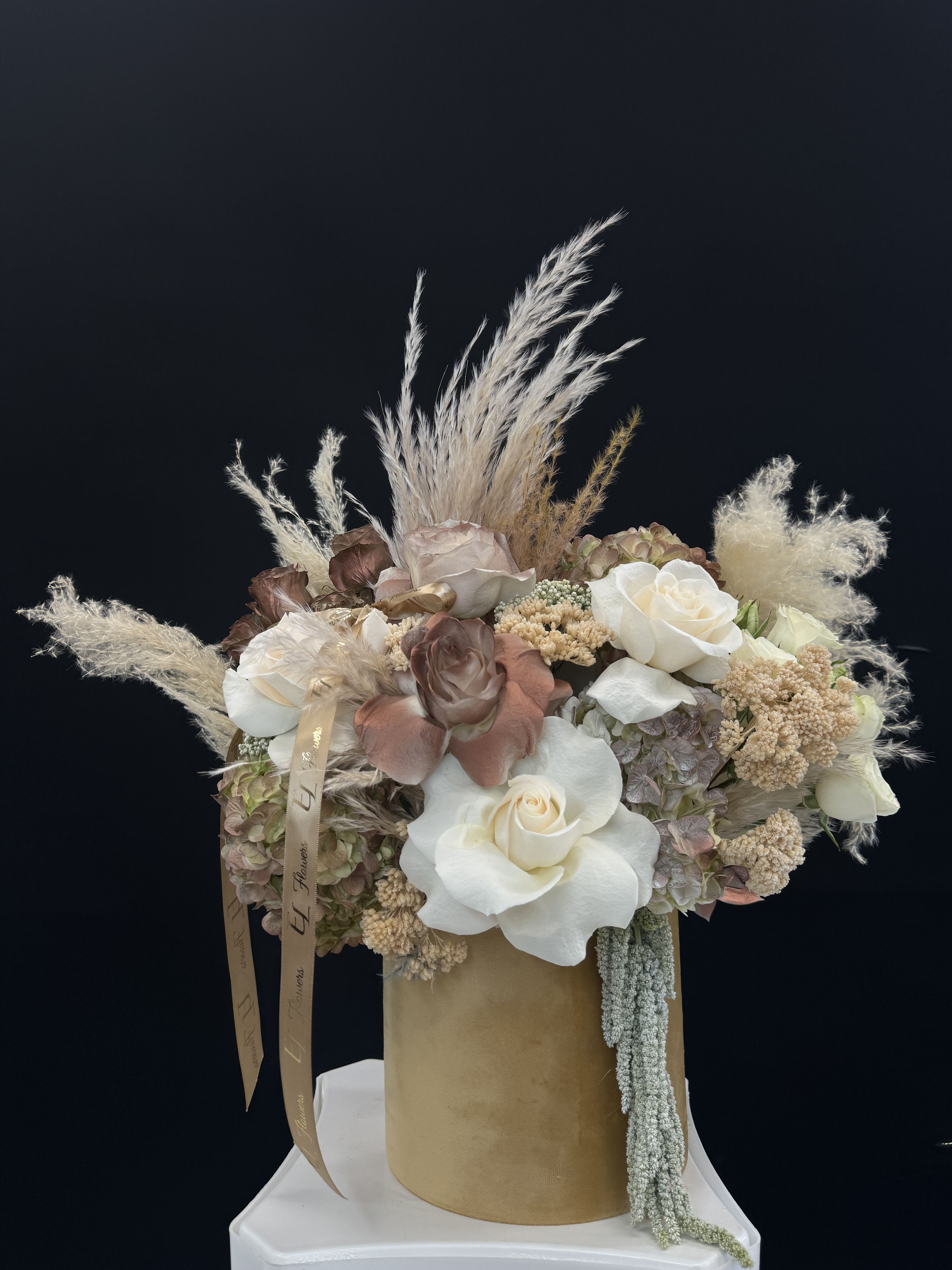 Box of nude flowers Box of nude flowers - Brown an nude mix of flowers