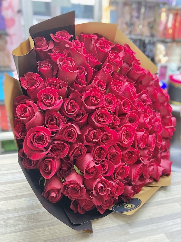 100 Roses Round EuroBouquet - Red - 100 Roses Round Euro Bouquet: Fresh cut Roses with european style wrapping in our deluxe floral paper accented with a decorative bow and a personalized card note. Ideal gift with great look! (NO VASE INCLUDED)