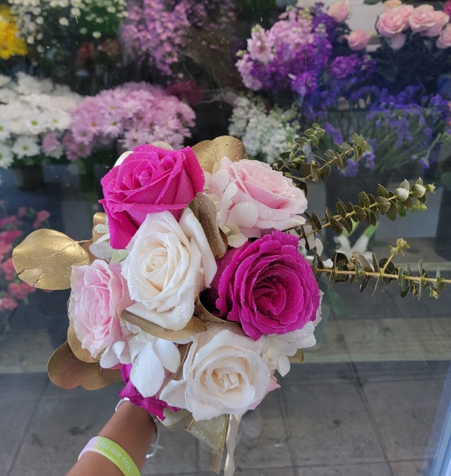 Pink Brides maids bouquet Pink Brides maids bouquet - white, hot ink and pink roses