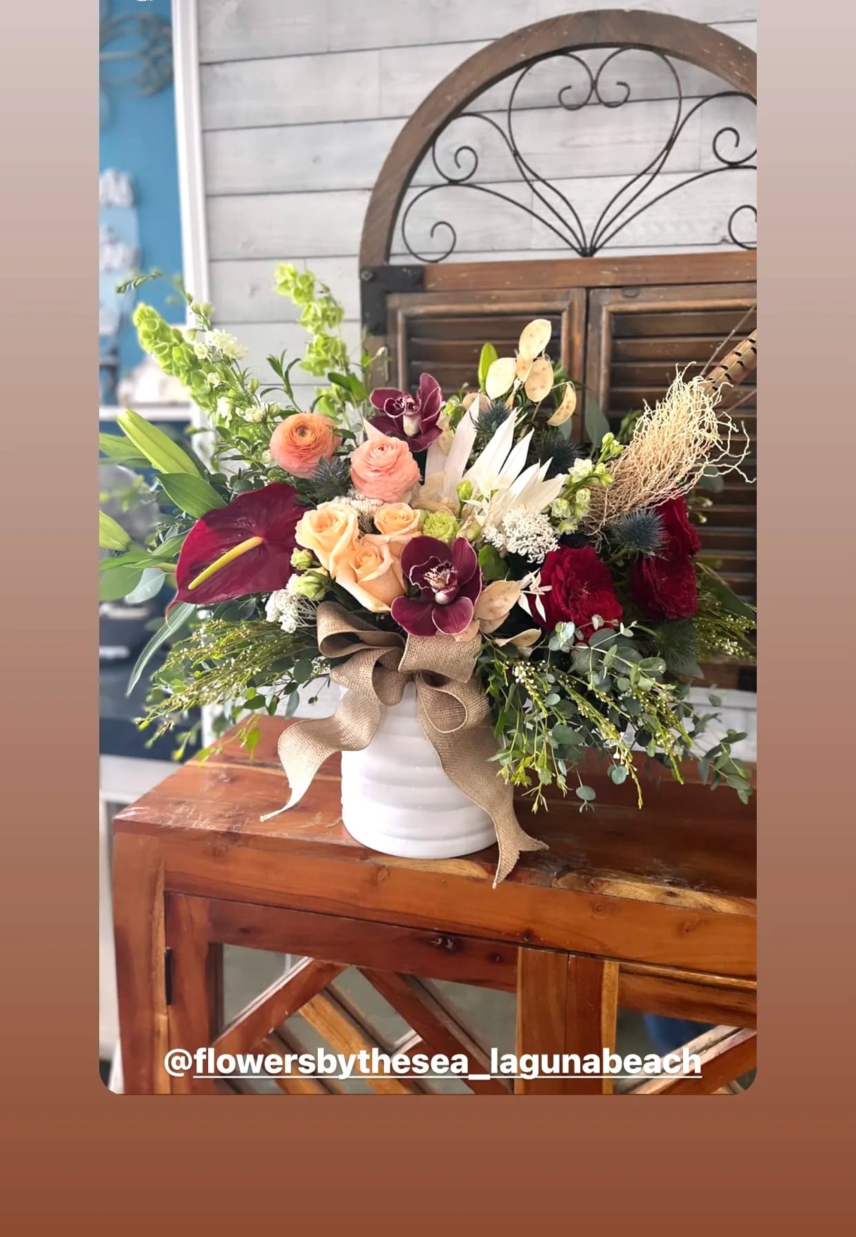 Crazy love Crazy love - Dark red flowers arrangement, with boho accents in ceramic white vase.