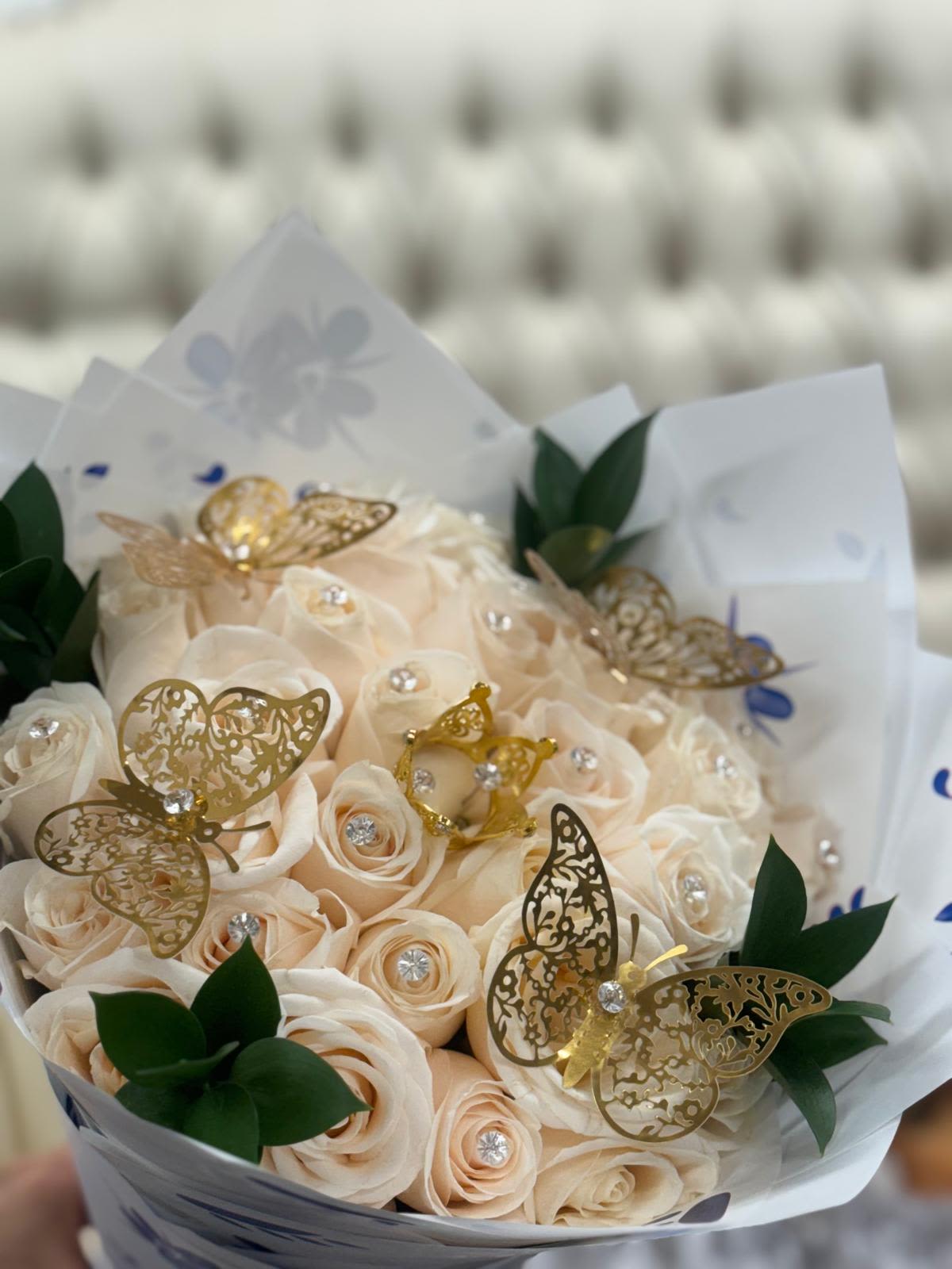 Ramo Buchon de Rosa blanca - Immerse yourself in the elegance and purity of our White Roses Bouquet  Perfect for any occasion, this bouquet filled with white roses symbolizes peace, love and beauty in its purest form. Designed with care and detail, each rose brings a touch of serenity and freshness. Ideal for those looking for a gift that speaks from the heart or for those who want a touch of sophistication in their space.