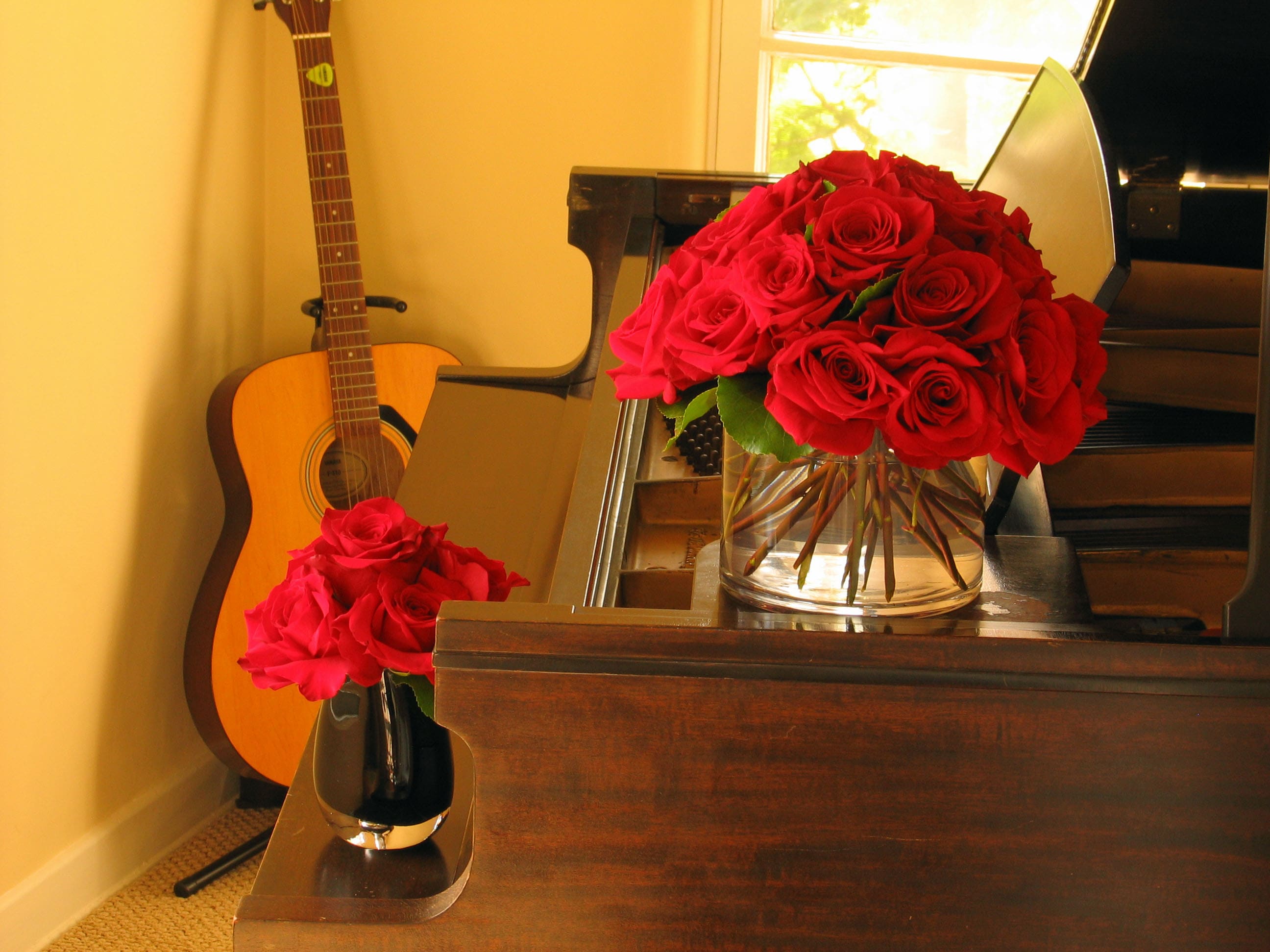 149 21&amp;3 Rose duo - ** Complementing Rose Arrangements for Your Dining Table or Office Desk by T'sul Custom Floral Design in Newport Beach, CA**  Transform your dining or conference table and desktop with two exquisite, complementing rose arrangements from T'sul Custom Floral Design. Crafted with fresh, vibrant roses, these elegant floral displays are designed to enhance any space, adding a touch of beauty and sophistication to your home or office.  Perfect for special occasions, business meetings, or everyday decor, our rose arrangements create a harmonious atmosphere that is sure to impress your guests or clients. Each arrangement is thoughtfully designed to complement one another, creating a visually stunning look wherever placed.  Key Features:  Handcrafted using premium-quality roses Ideal for dining tables, conference tables, or office desktops Perfect for events, corporate gifts, or personal use Available in a variety of color options to match your decor Let T'sul Custom Floral Design in Newport Beach elevate your environment with our stunning rose arrangements. Order today to bring a touch of elegance and charm to your dining experience or workspace!
