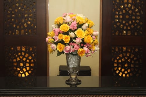 BEAUTY &amp; STYLE FOOD TABLE SPRAY - SEND THE WOW FACTOR WITH THIS BEAUTIFUL LONG STEM ROSES IN YELLOW , WHITE AND PINK TONES, DESIGNED IN A IMPRESSIVE VASE. VASE MAY VARY.