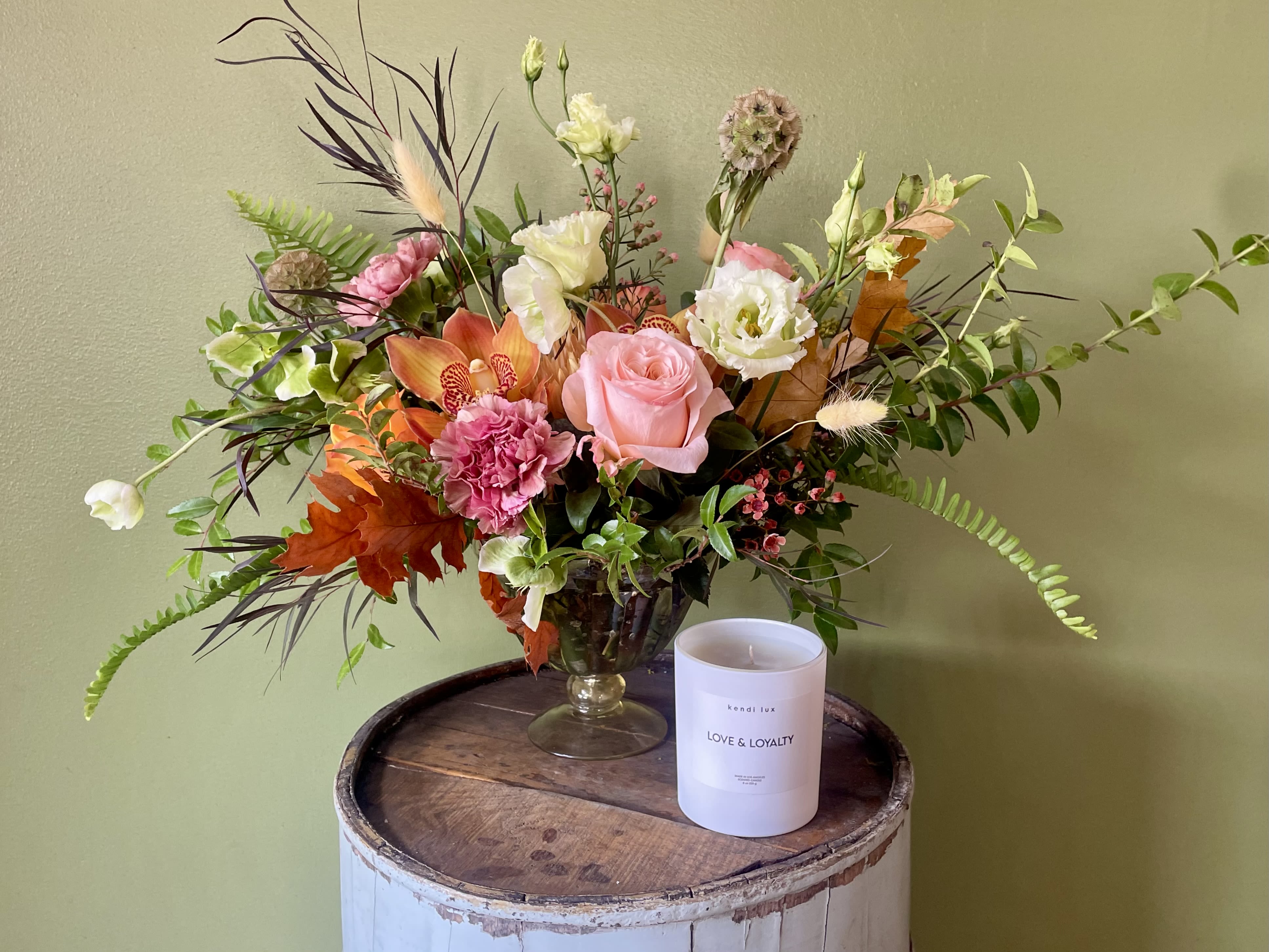 Golden Harvest and Lux Candle set  - Celebrate Thanksgiving and the season of gratitude with Golden Harvest! A perfect blend of autumn hues brings the beauty of fall to your table! Along with a gorgeous handmade candle to bring a warm light to your table as well as the perfect gift for your host.   INCLUDES KENDI LUX SOY CANDLE WHILE SUPPLES LAST. 