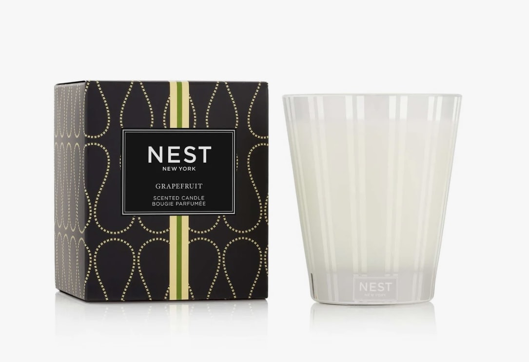 Grapefruit Classic Candle Grapefruit Classic Candle - This Classic Candle features the iconic scent’s exhilarating blend of pink pomelo grapefruit and watery green notes with lily of the valley and coriander blossom. Overview Uplift your senses with this bestselling fragrance, an exhilarating blend of pink pomelo grapefruit and watery green notes with lily of the valley and coriander blossom. This exquisitely fragranced Classic Candle elevates everyday living and entertaining. It is meticulously crafted with a proprietary premium wax formulated so the candle burns cleanly and evenly and infuses a room with exceptional scent. Fragrance Family Fresh Scent Type Fresh Citrus Key Notes Pink pomelo grapefruit and watery green notes combine with lily of the valley and coriander blossom