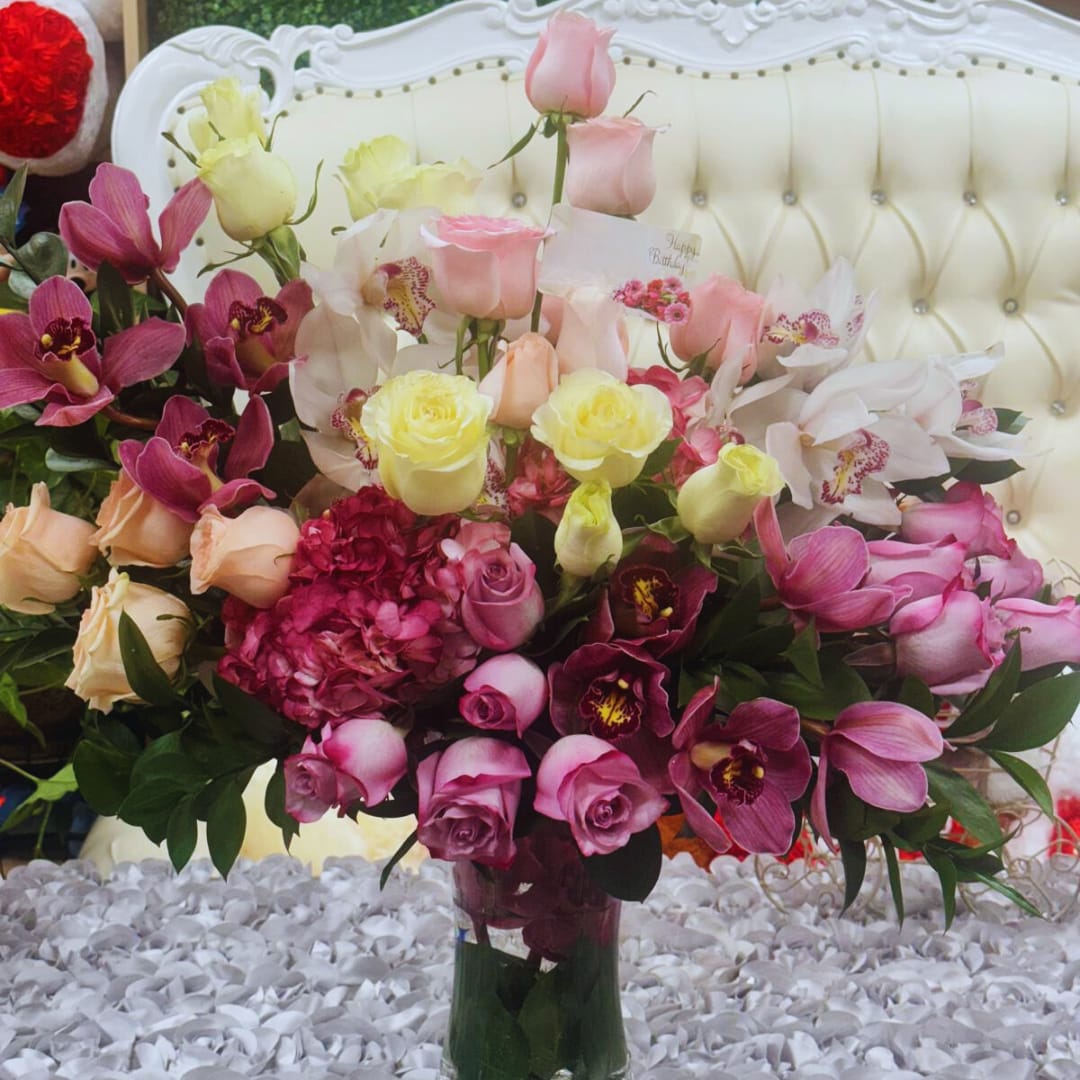 Dreams of orchids Dreams of orchids - A floral arrangement designed to capture the essence of elegance and delicacy. This exquisite design combines fresh orchids, known for their timeless beauty, with touches of green foliage and complementary flowers in soft tones.
