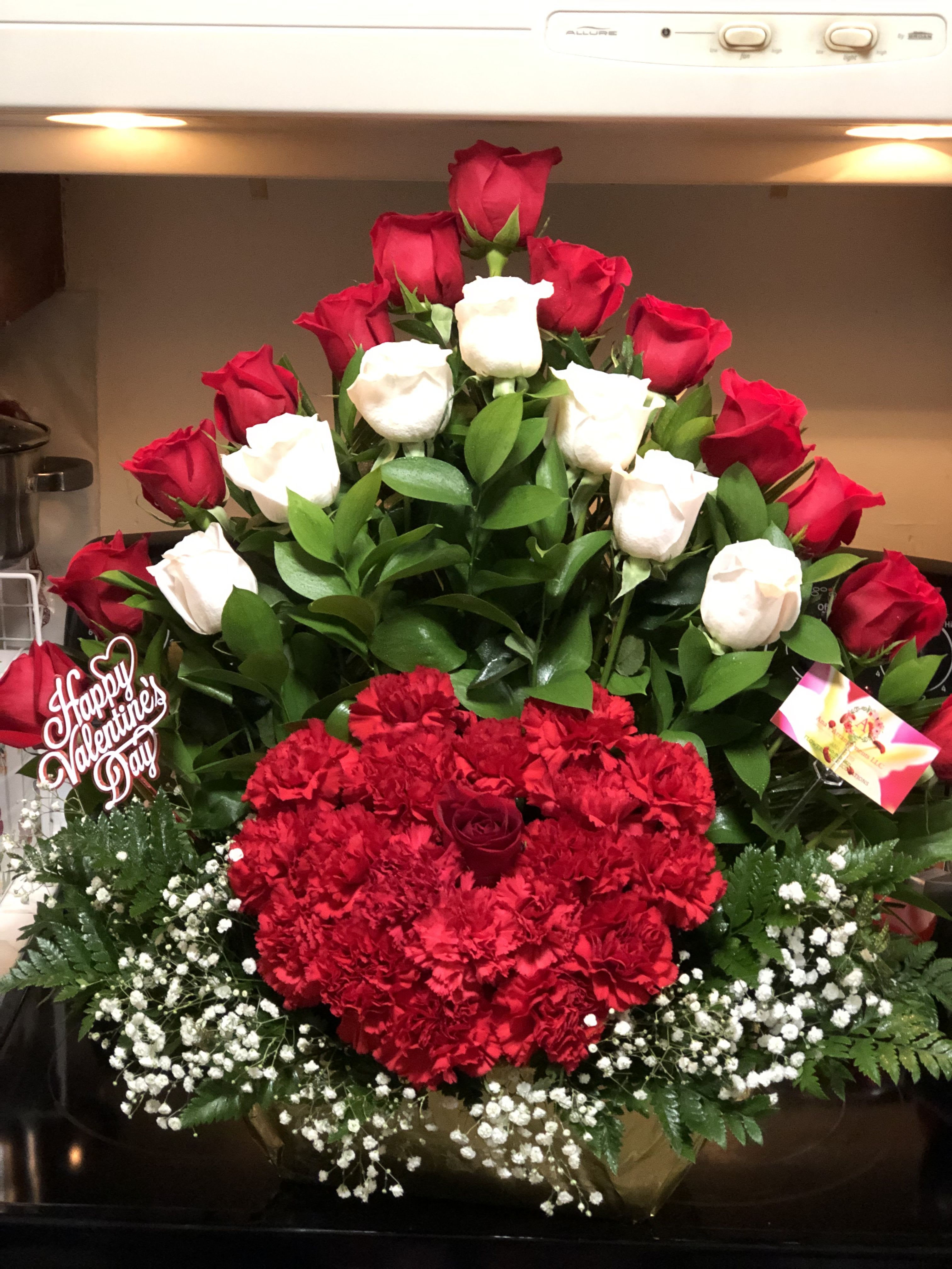 LOVE001 - BEUTIFUL RED AND WHITE ROSES SMAL RED HEARTH MADE WITH RED CARNATIONS