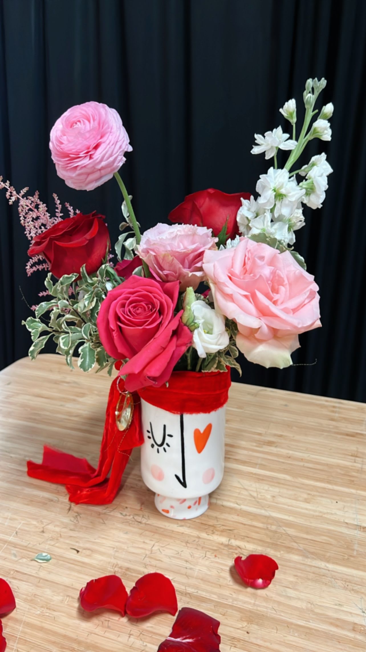 Small Floral Detail with Seasonal and Valentine's Flowers – Elegant Arrangement - Add a touch of elegance to your celebration with a small floral arrangement combining seasonal and Valentine’s flowers. Perfect for bouquets, table decor, or as a thoughtful gift, this arrangement blends the beauty of the season with the romance of Valentine’s Day. Shop now to create memorable moments with these stunning blooms!