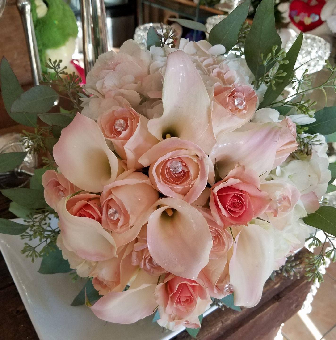 Bride bouquet calalilis - Beutiful bride bouquet  hand tie with roses and calla Lilis  and hydrangeas  