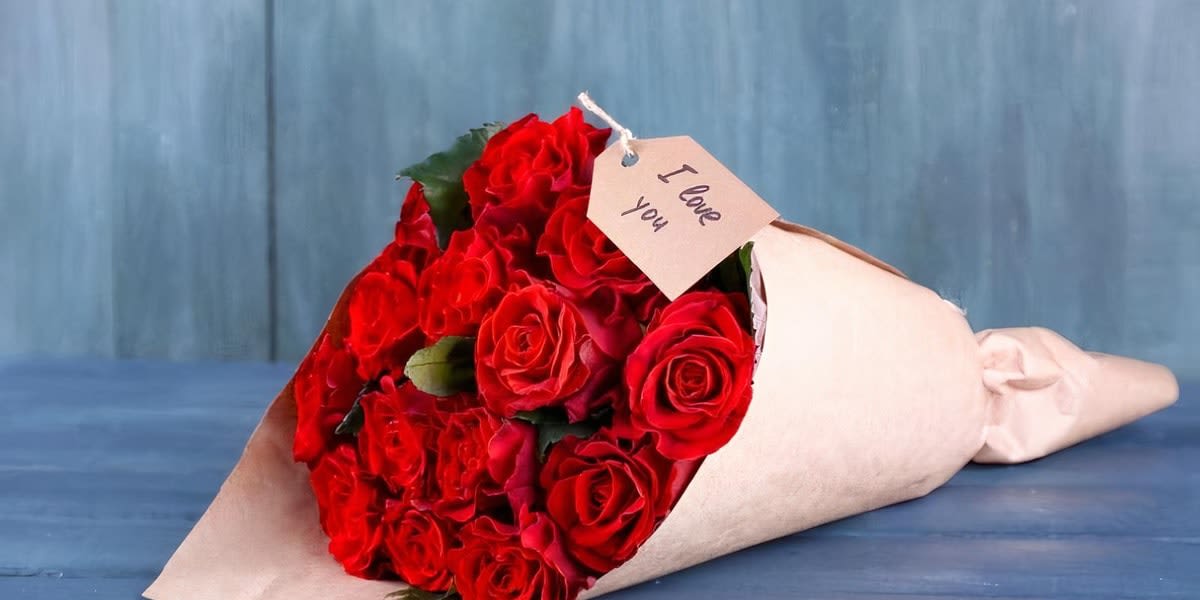 Elegant Rose Bouquet - Delight your special one with our elegant rose bouquet! Perfect for birthdays, anniversaries, prom day or just because! Let us add the special touch to your occasion.