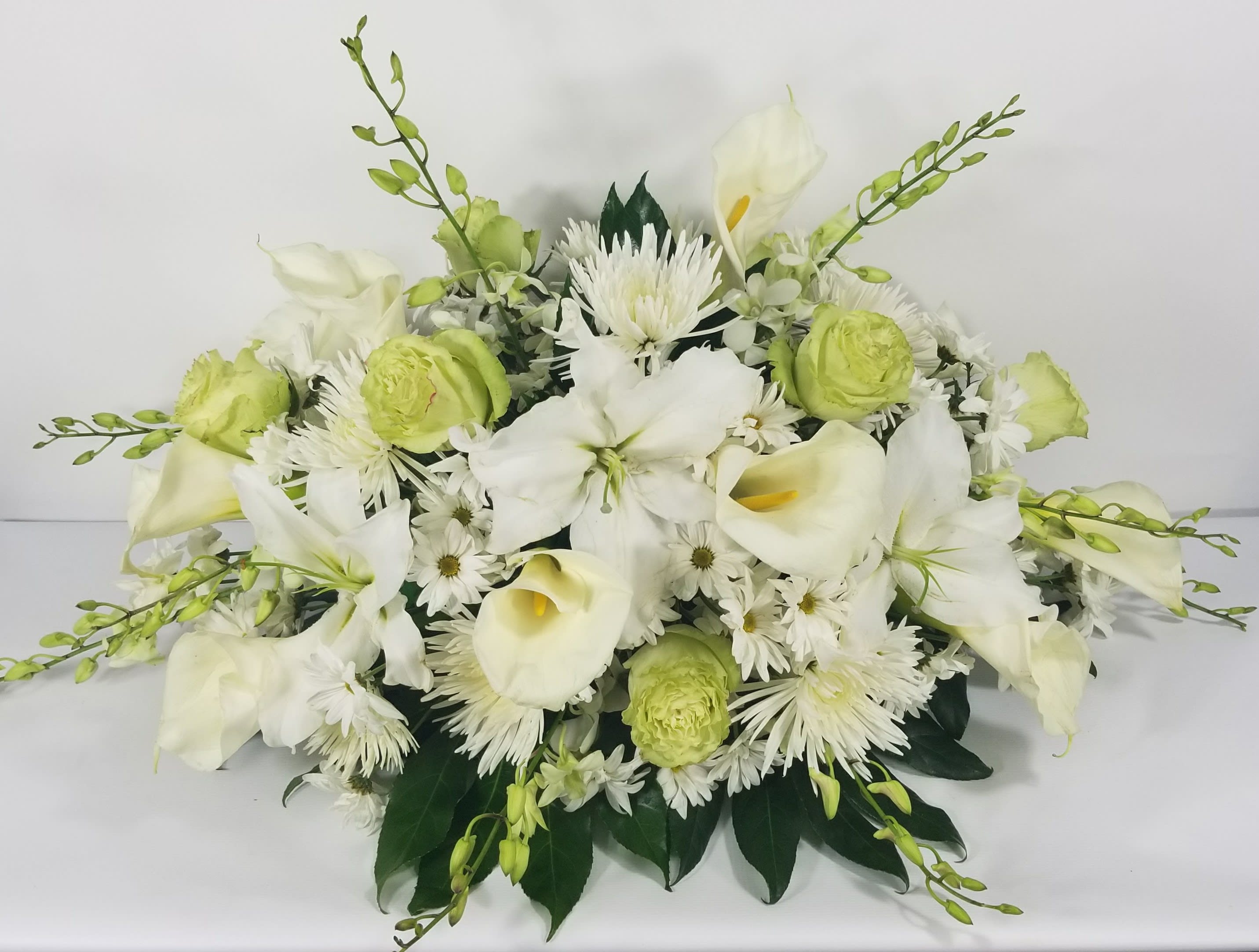Gone but never forgotten - An arrangement made of Callas, roses, spider and greenery