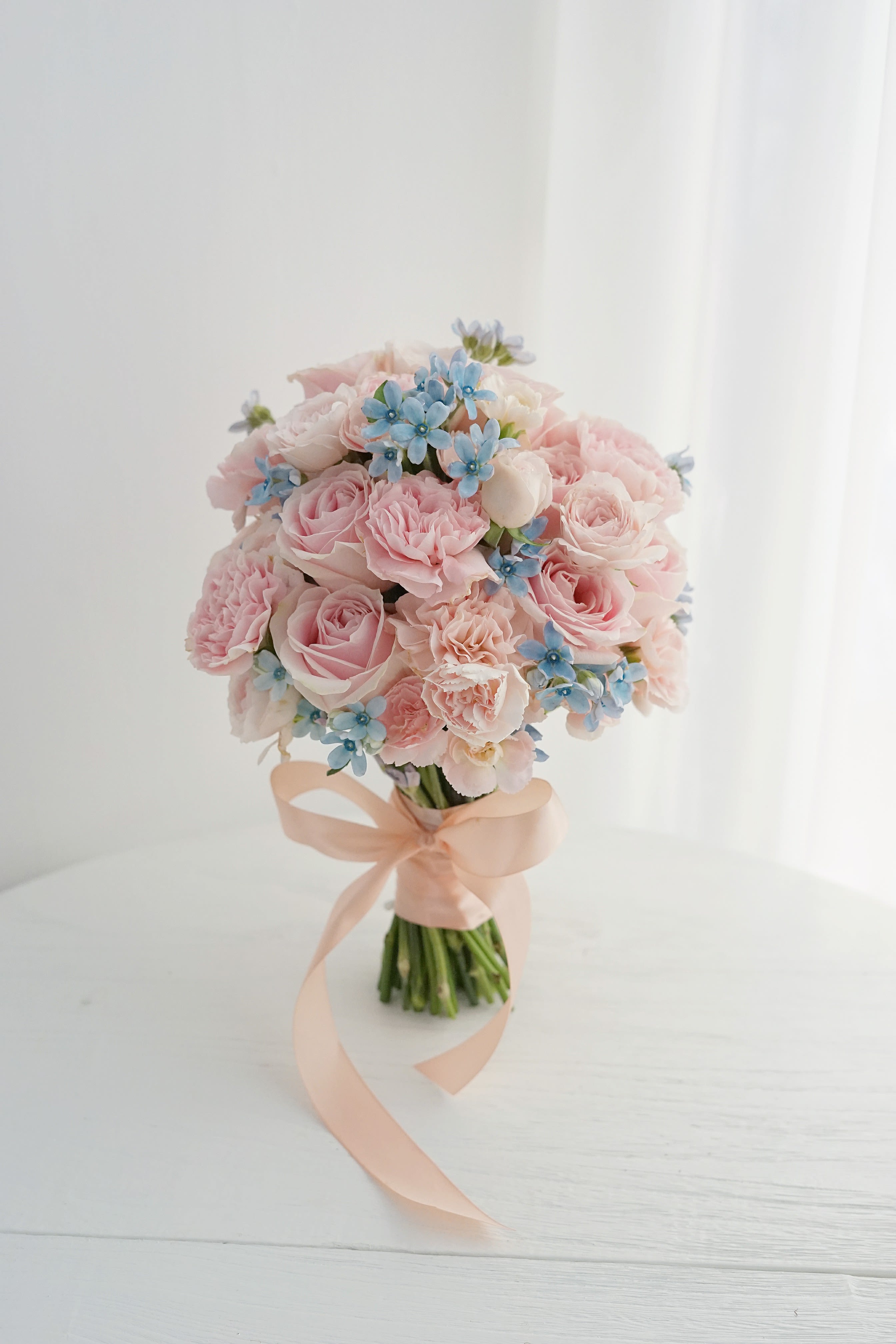 lovely - Product contains roses, lisianthus, blue star flowers, filled with green leaves, tied with ribbon