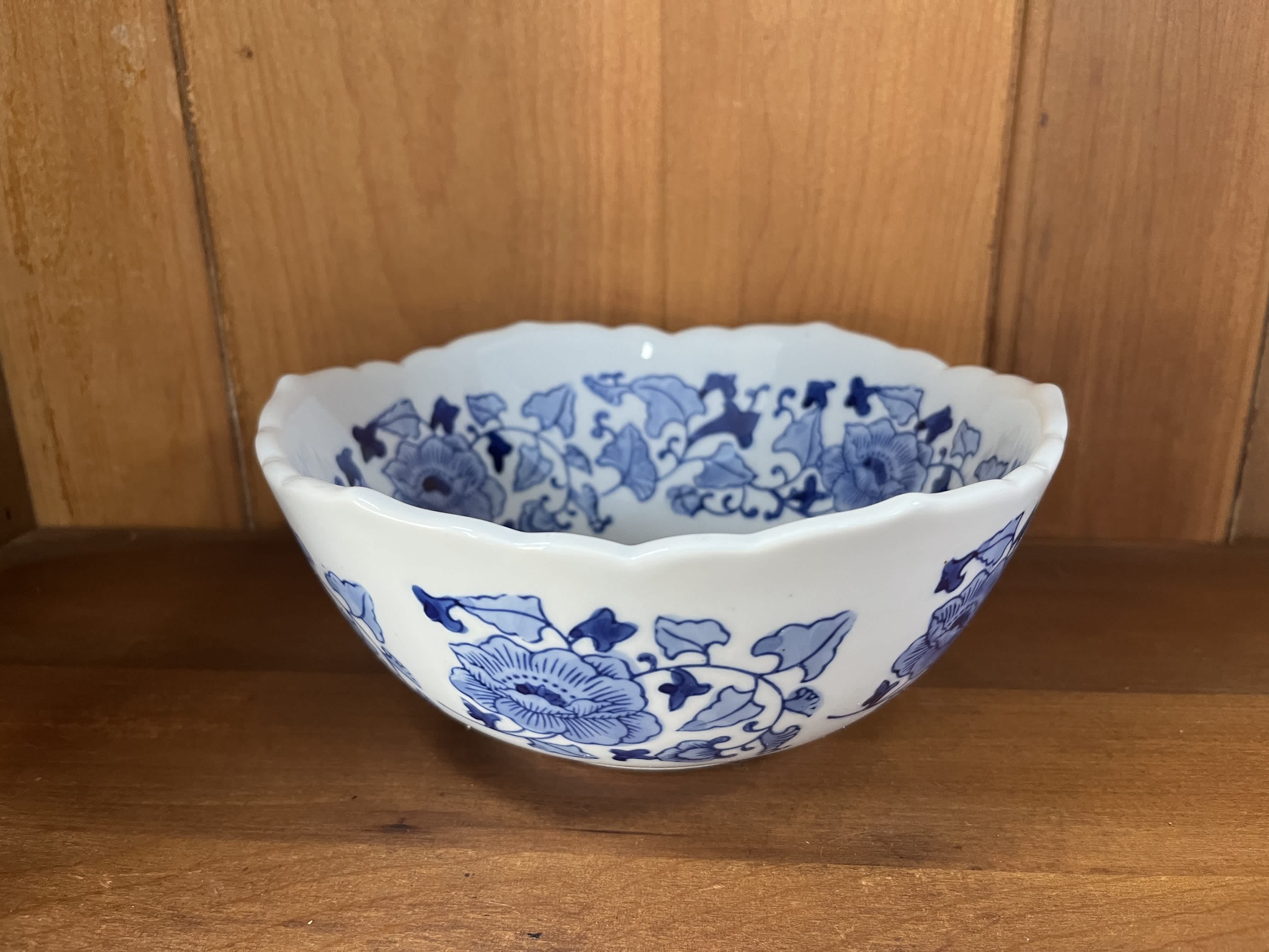 Chinoiserie Bowl (7.5") Chinoiserie Bowl (7.5") - Delightful bowl in a lovely floral pattern can be accented with seasonal blooms or fill with potpourri. So many uses for this gorgeous bowl.