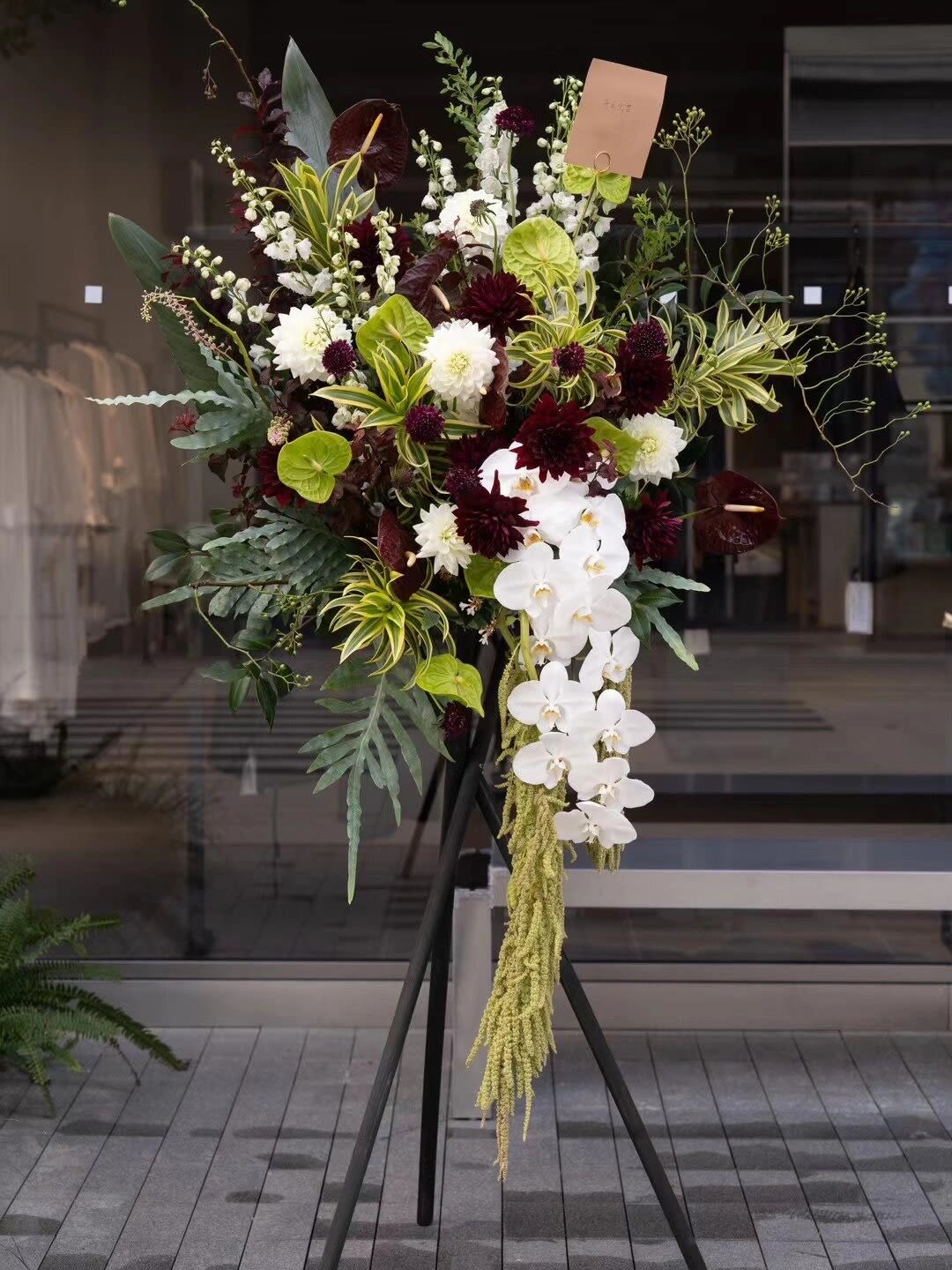 yesterday once more - The product includes phalaenopsis, dahlia, anhturium, gladioli, green leaf filling, mounted on a tripod