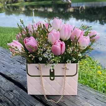 Lightless of Momentum - A bouquet in a stylish small handbag is an elegant and original solution for a gift. A compact composition of fresh flowers in a fashionable format, which will easily complement any image or become a bright accent of the interior. This bouquet is an excellent choice for those who are looking for an inexpensive but memorable way to express attention and care. An ideal gift for every day to please a loved one or treat yourself to a small but stylish floral compliment. 