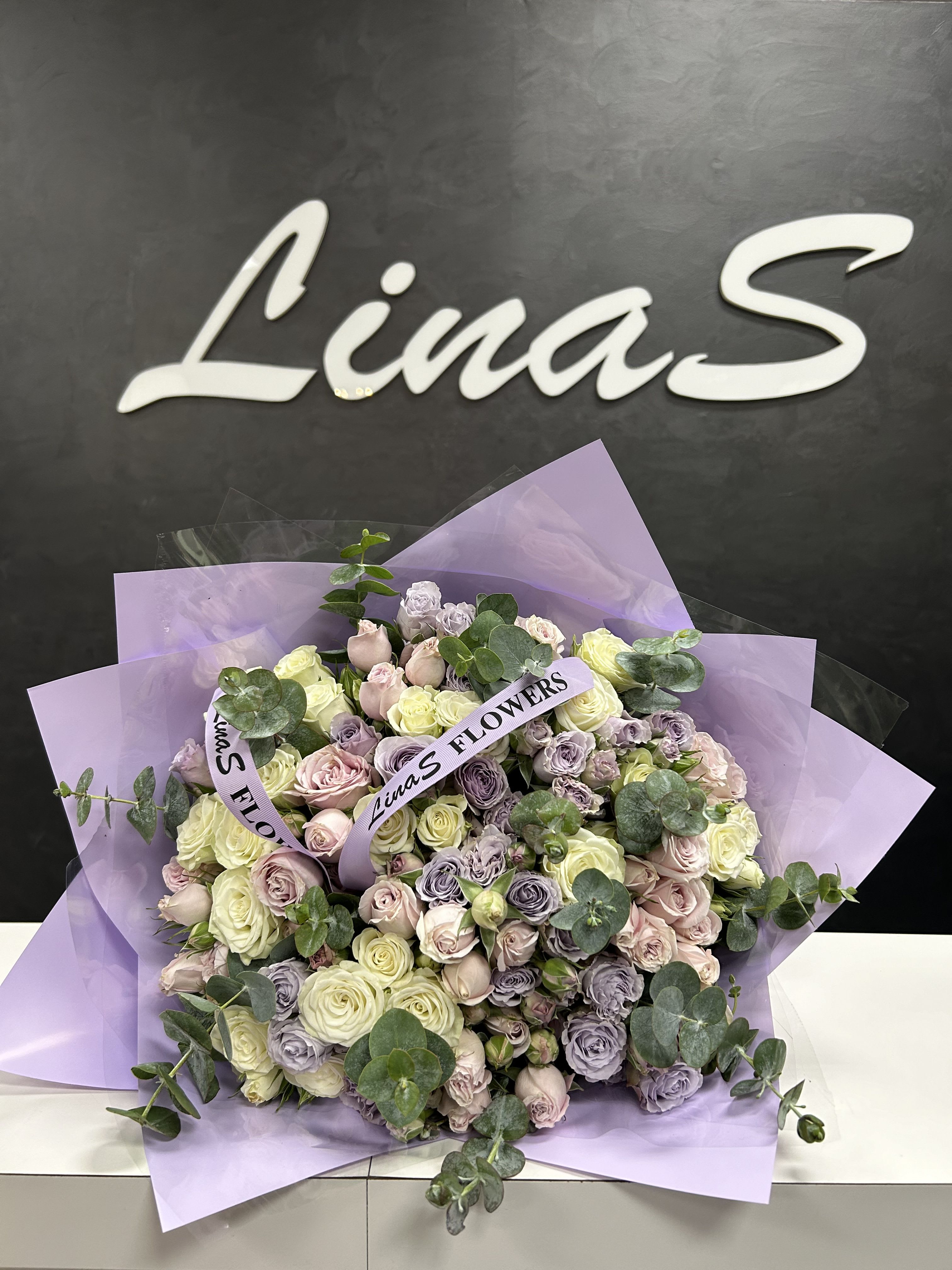 Mona Mona - A delicate bouquet of spray roses, featuring clusters of petite blooms that create a lush and romantic look. Perfect for adding charm and elegance to any occasion.