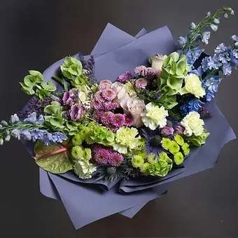 Empire of the Senses Empire of the Senses - Assembled in a bouquet and wrapped in stylish paper, this exquisite composition combines classic and dramatic shades of color. The contrast of bright and dark colors creates a spectacular image filled with depth and elegance. The perfect choice for those who appreciate expressiveness and subtle symbolism in colors.