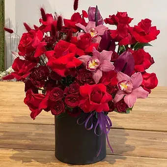 Lady Marry ( modern style ) Lady Marry ( modern style ) - It is a perfect combination of classic and modern styles. Bright flowers will add an accent to any interior and will be an elegant gift able to express your feelings without unnecessary words. Lightness and airiness create a sense of harmony and joy. "French-style" roses.