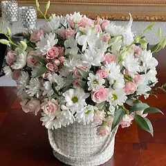 Pinky Dots Pinky Dots - Our exquisite boxed arrangements are the perfect combination of elegance and tenderness. In this composition white daises harmoniously intertwine with pink roses, creating an airy and romantic bouquet. Give the atmosphere of beauty and care with every flower!