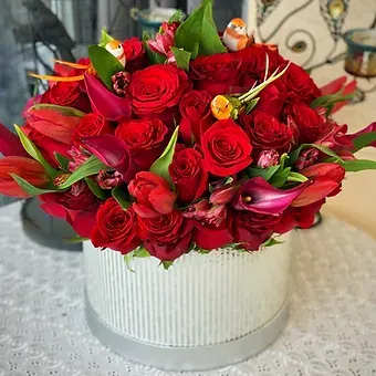 Shades of Love Shades of Love - Exquisite composition in a box combines the tenderness of roses, elegance of calla lilies, and sophistication of alstroemeria. Each flower complements the other, creating a harmonious and stylish bouquet. This elegant gift will emphasize the specialness of any moment and express the most sincere feelings.