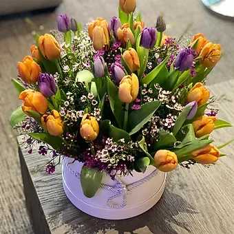 Spring Touch Spring Touch - A delicate mix of multicolored tulips in the box is the embodiment of spring freshness and lightness. Bright and pastel shades create an airy composition that will give joy and comfort. A perfect choice to express warm feelings!