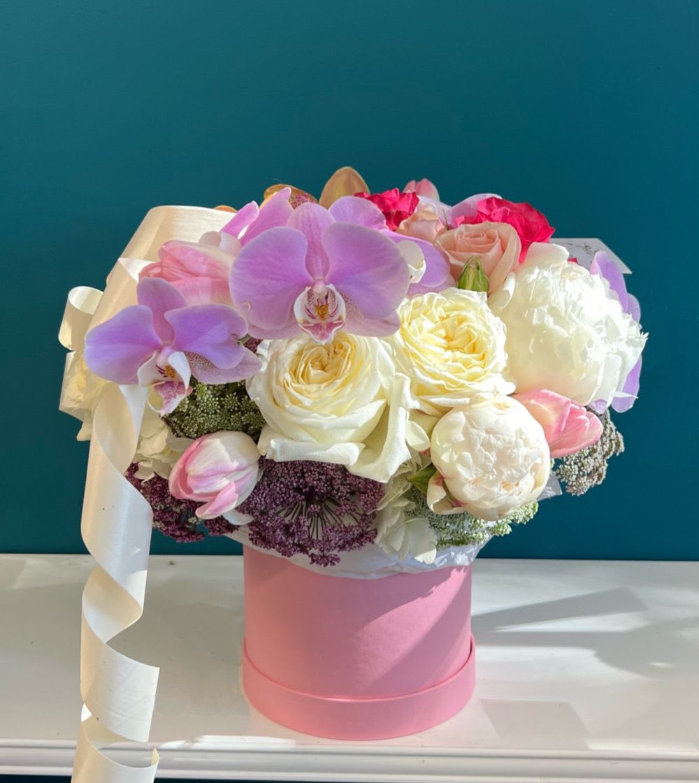 Sona Sona - Stunning box full of Orchids, and other mixed flowers