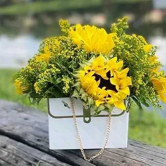 Lightless of Yellow Momentum Lightless of Yellow Momentum - A bouquet in a stylish small handbag is an elegant and original solution for a gift. A compact composition of fresh flowers in a fashionable format, which will easily complement any image or become a bright accent of the interior. This bouquet is an excellent choice for those who are looking for an inexpensive but memorable way to express attention and care. An ideal gift for every day to please a loved one or treat yourself to a small but stylish floral compliment.