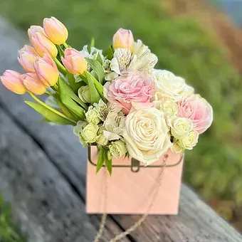 Lightless of Tulips Momentum Lightless of Tulips Momentum - A bouquet in a stylish small handbag is an elegant and original solution for a gift. A compact composition of fresh flowers in a fashionable format, which will easily complement any image or become a bright accent of the interior. This bouquet is an excellent choice for those who are looking for an inexpensive but memorable way to express attention and care. An ideal gift for every day to please a loved one or treat yourself to a small but stylish floral compliment.