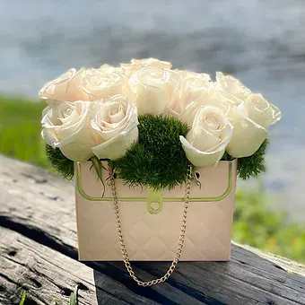 Lightless of White Roses Momentum Lightless of White Roses Momentum - A bouquet in a stylish small handbag is an elegant and original solution for a gift. A compact composition of fresh flowers in a fashionable format, which will easily complement any image or become a bright accent of the interior. This bouquet is an excellent choice for those who are looking for an inexpensive but memorable way to express attention and care. An ideal gift for every day to please a loved one or treat yourself to a small but stylish floral compliment.