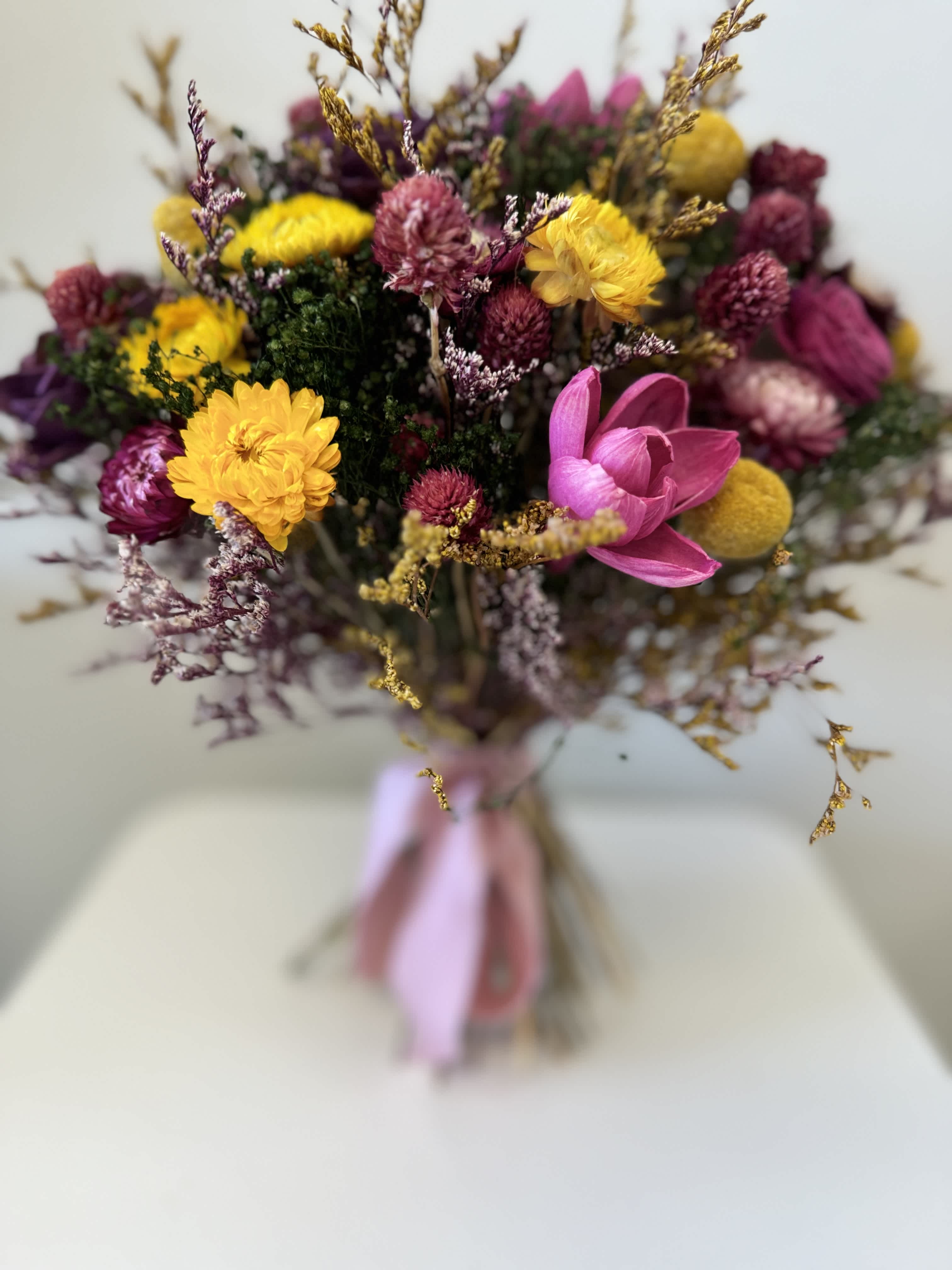 I am Clover Preserved Bouquet 100 - This preserved bouquet is a stunning decor piece that will stay beautiful forever.  An absolutely amazing gift for anybody. 