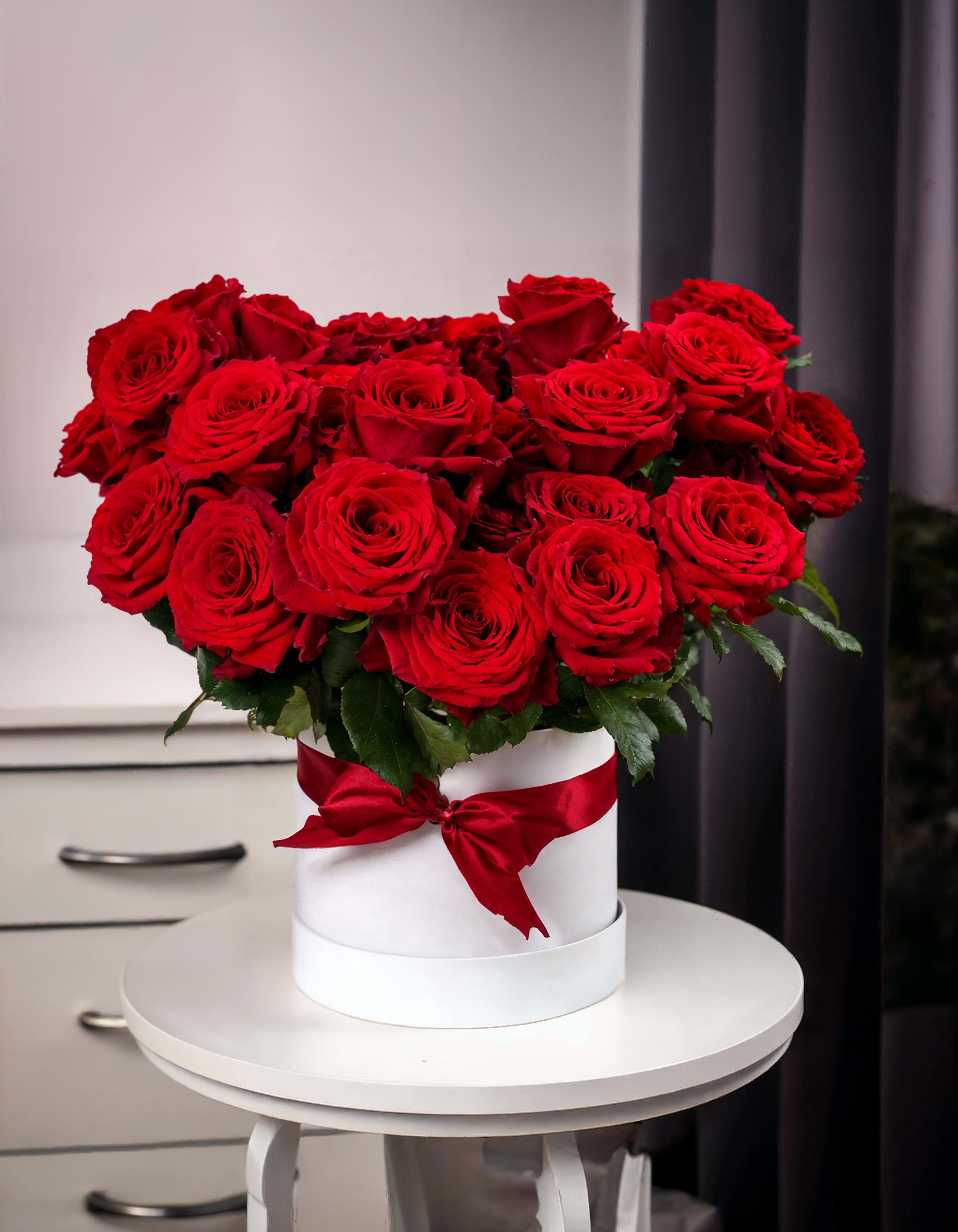 Sophisticated Charm Sophisticated Charm - Surprise your loved ones with our elegant white hatbox filled with radiant red roses. Perfect for any occasion, this luxurious arrangement adds a touch of romance and class.