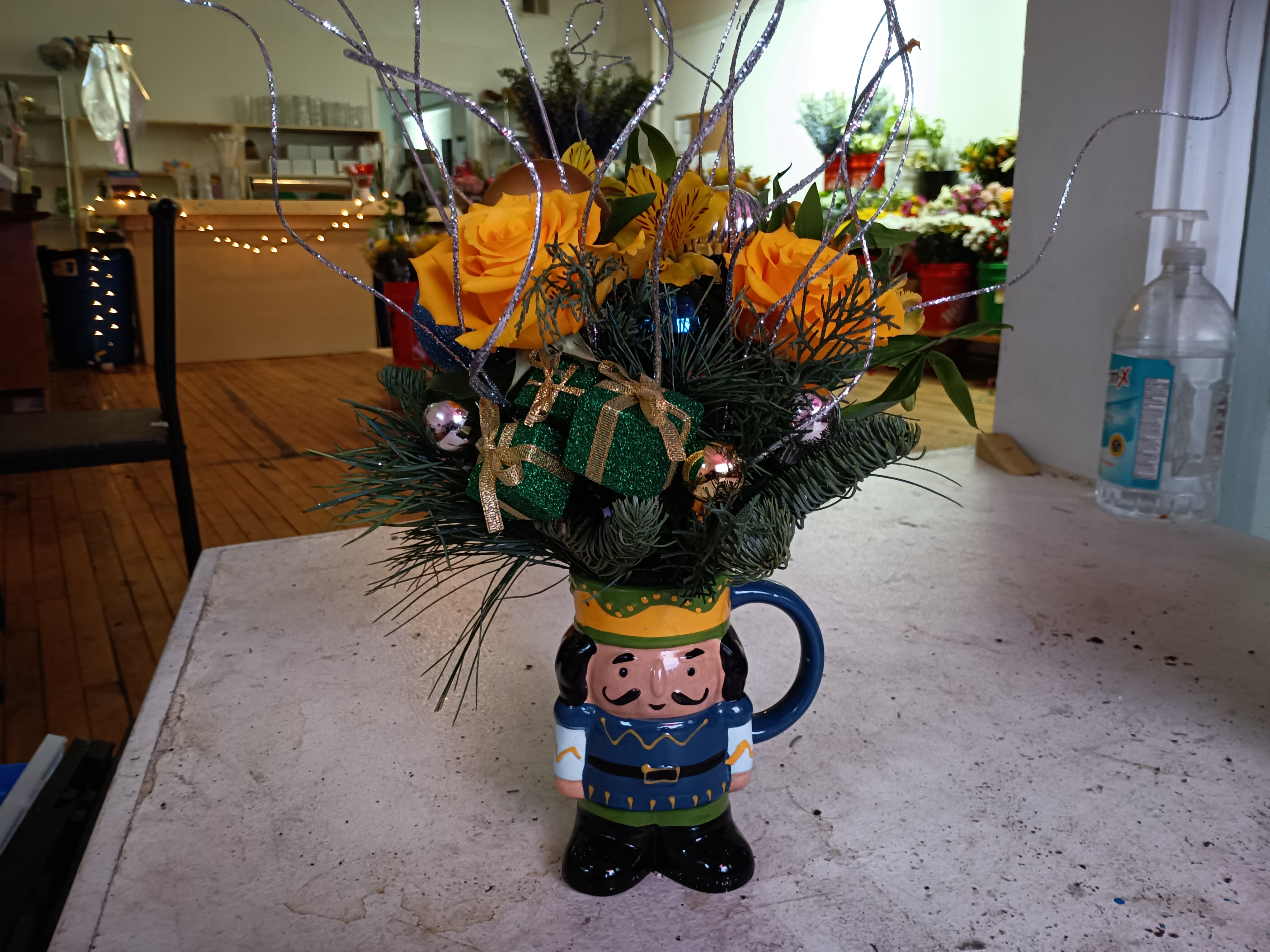 Christmas soldier   in ellow - Cute coffee cup &quot; Christmas soldier&quot; centerpiece arrangement