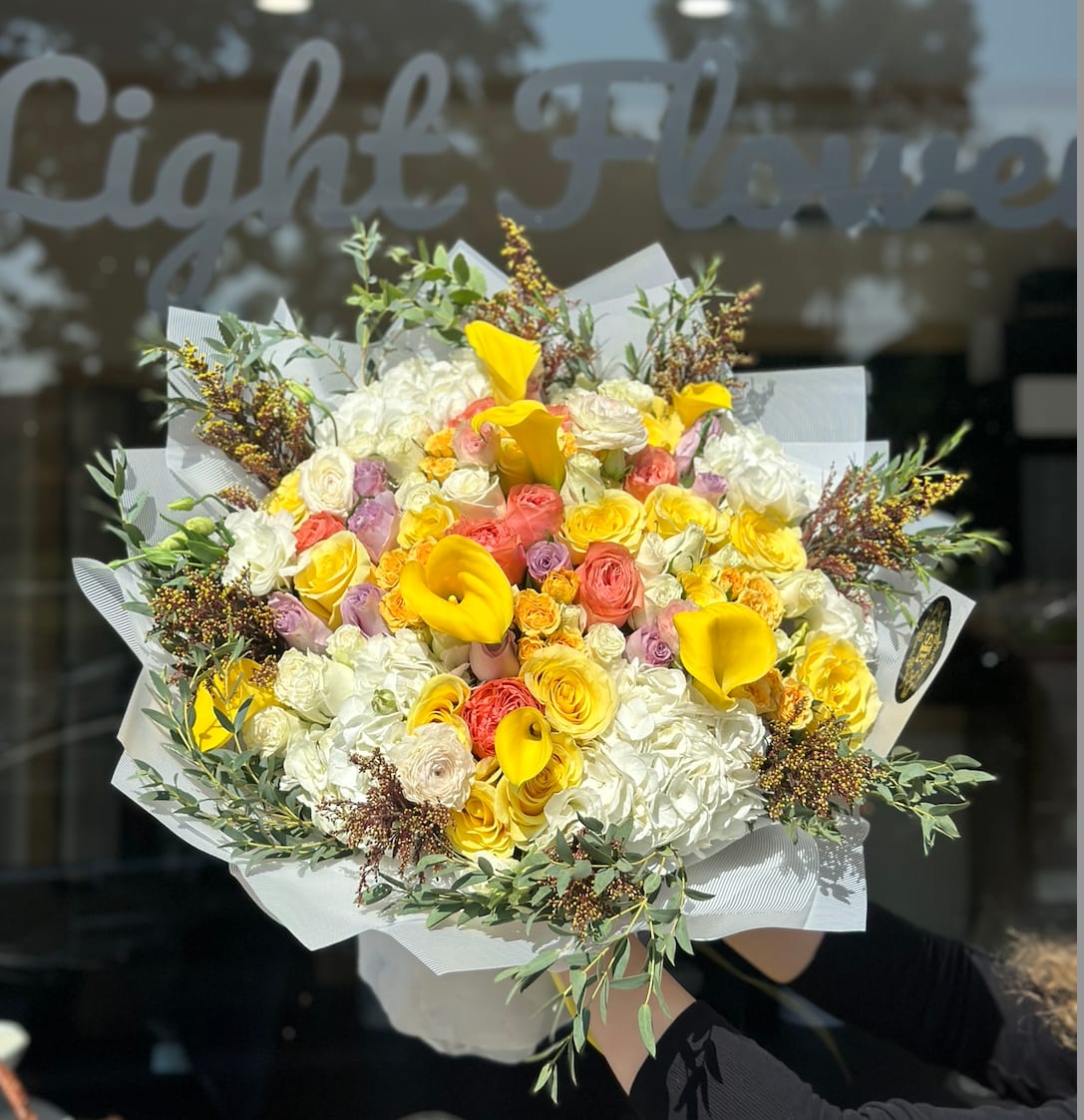 Harvest glow Harvest glow - Brighten any space with our Elegant Flower Bouquet! Bursting with vibrant blooms, this stunning arrangement features seasonal favorites paired with lush greenery for a breathtaking display. Perfect for any occasion, it makes an ideal gift or a special treat for yourself. Elevate your decor with this captivating bouquet that brings joy and sophistication to your home or office. Order yours today and let the beauty of flowers inspire you!
