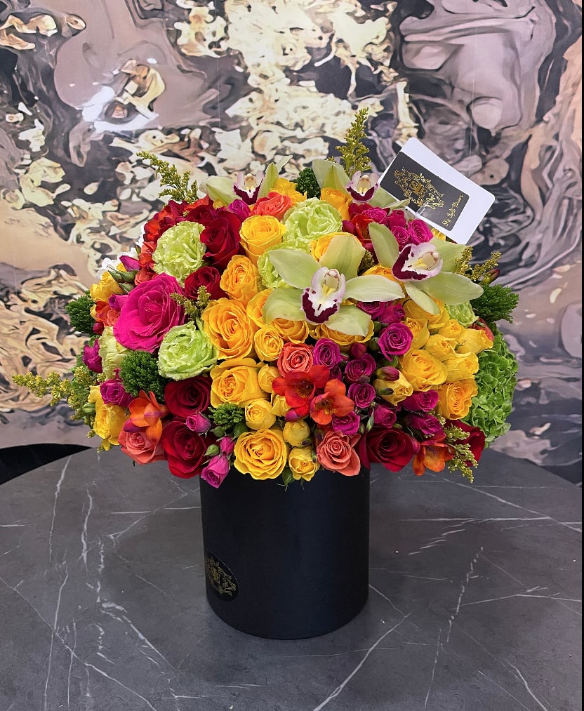 Autumn love Autumn love - Brighten any space with our Elegant Flower Box Arrangement! Bursting with vibrant blooms, this stunning display combines seasonal favorites with lush greenery. Housed in a chic, reusable container, it makes a perfect centerpiece for any occasion be it a gift or a treat for yourself. Elevate your decor with this captivating arrangement that brings joy and sophistication to your home or office. Order yours today and let the beauty of flowers inspire you