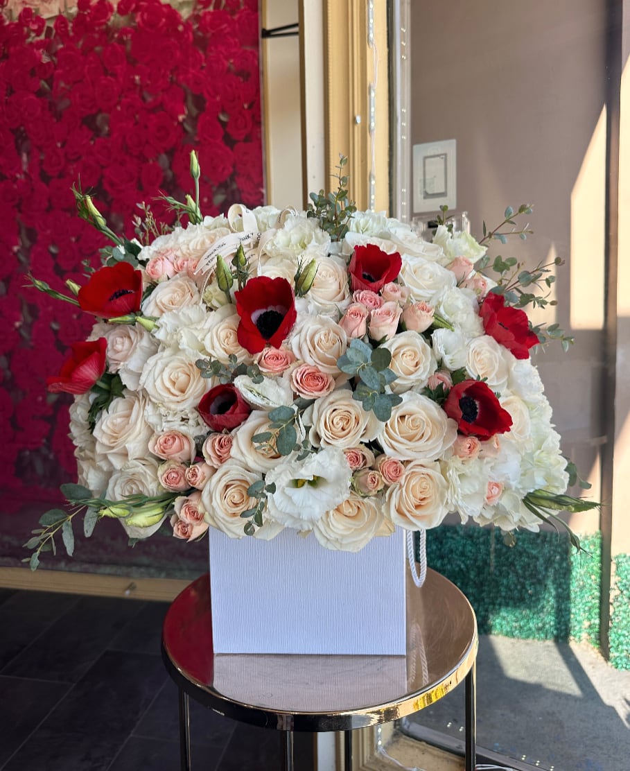 Floral fantasy Floral fantasy - Brighten any space with our Elegant Flower Box Arrangement! Bursting with vibrant blooms, this stunning display combines seasonal favorites with lush fillers. Housed in a chic, reusable container, it makes a perfect centerpiece for any occasion be it a gift or a treat for yourself. Elevate your decor with this captivating arrangement that brings joy and sophistication to your home or office. Order yours today and let the beauty of flowers inspire you!