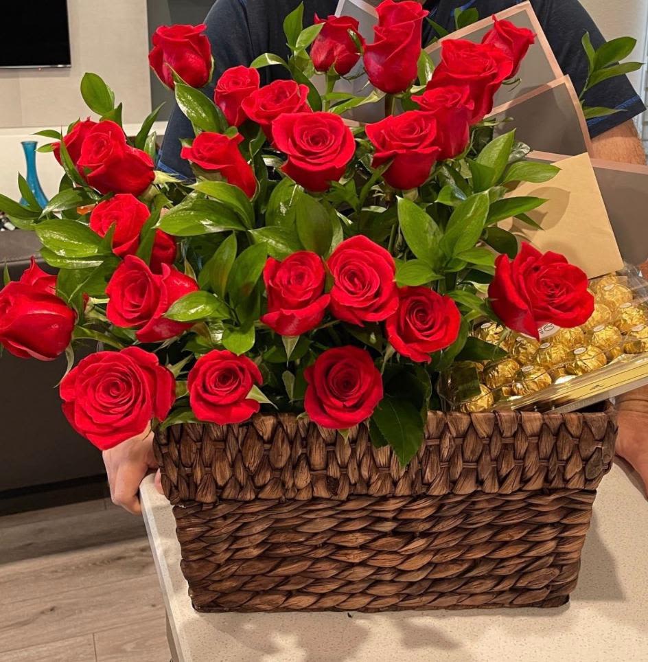 Welcome love Welcome love - 24 roses in a basket and paper with a box of chocolates