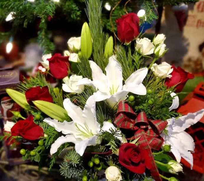 Traditional Holiday Traditional Holiday - A Traditional feel of the holiday season in reds and whites and the aroma of the Natural fresh evergreens-