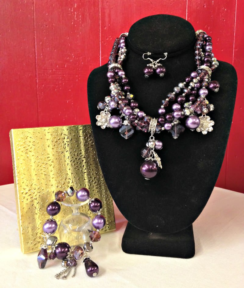 Purple or Silver pearls Necklace and  Earrings. - Beautiful Purple or Silver pearls Necklace and Earrings Costume Jewelry Item No. 2