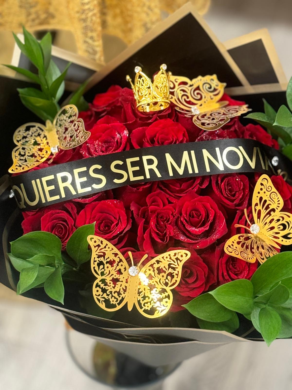 Personalized bouquet. - Personalized bouquet. An arrangement of intense red roses that speak for themselves: passion, love and the desire for an unforgettable ‘yes’. Each rose has been carefully selected to express your deepest feelings, making this bouquet the perfect detail for that special moment. Make your proposal as unique as she is. Tell her what you feel with the language of flowers!
