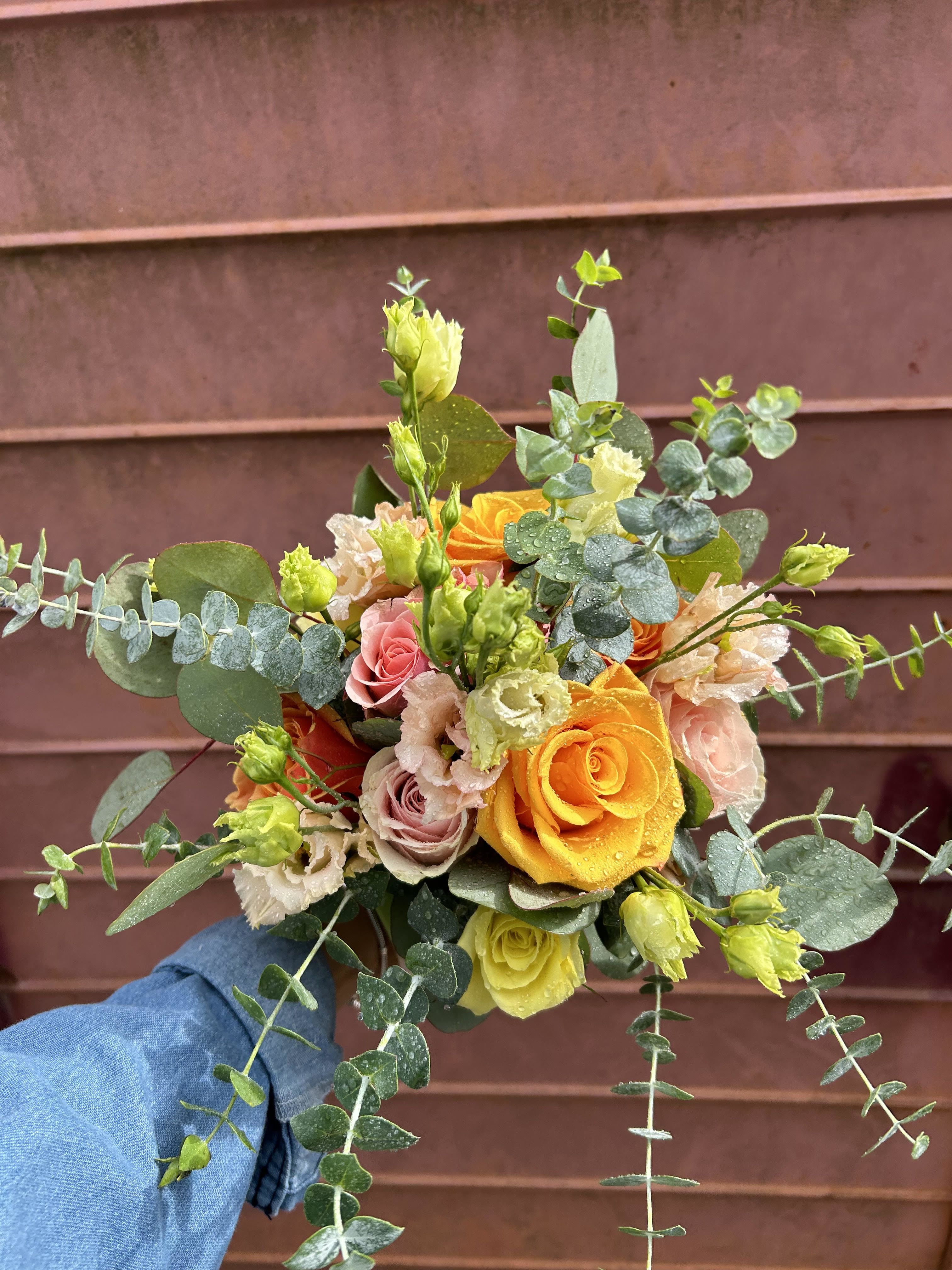 Passion peach - Multicolor roses, lisianthus, eucalyptus, 