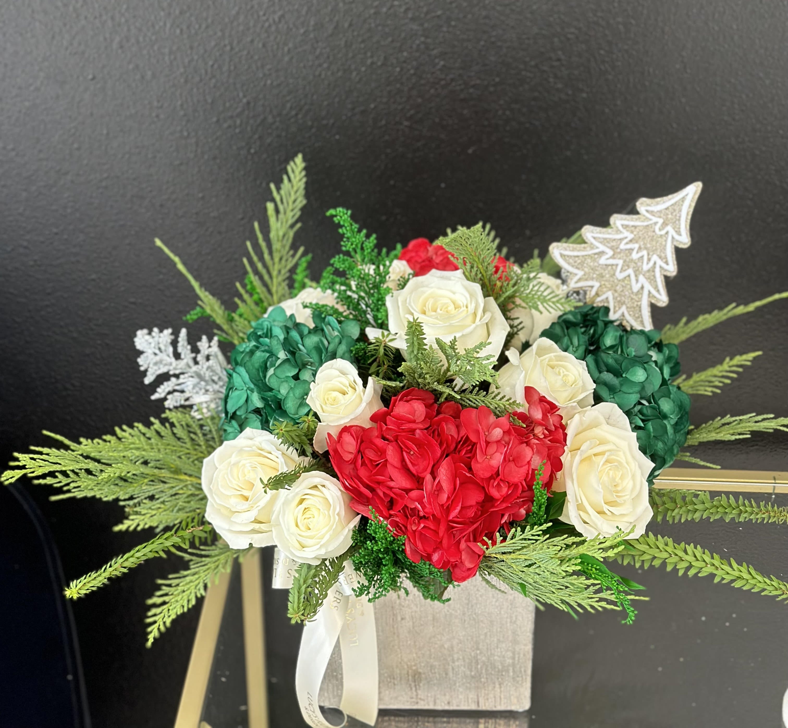 Winter Romance - It’s like winter was designed specifically for love. Snuggling on cold winter mornings, taking walks together through snowy meadows, celebrating the small joys of life over a warm winter beverage. There’s nothing better than a winter romance. Until now. Introducing the Winter Romance flower arrangement. If you want to make your winter romance even more romantic, here’s your chance. 