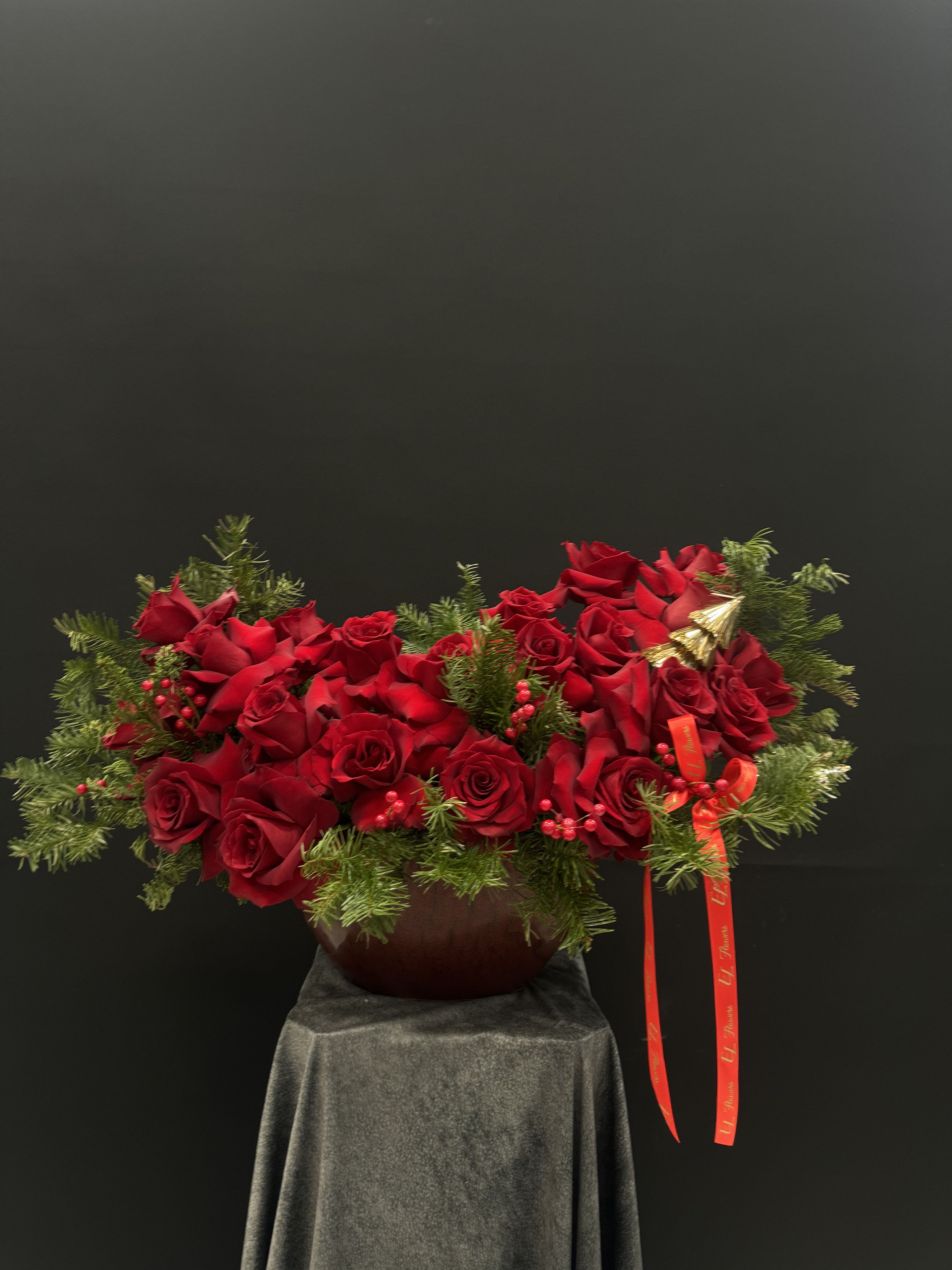 Christmas red arrangement Christmas red arrangement - Beautiful big Christmas arrangement with red roses
