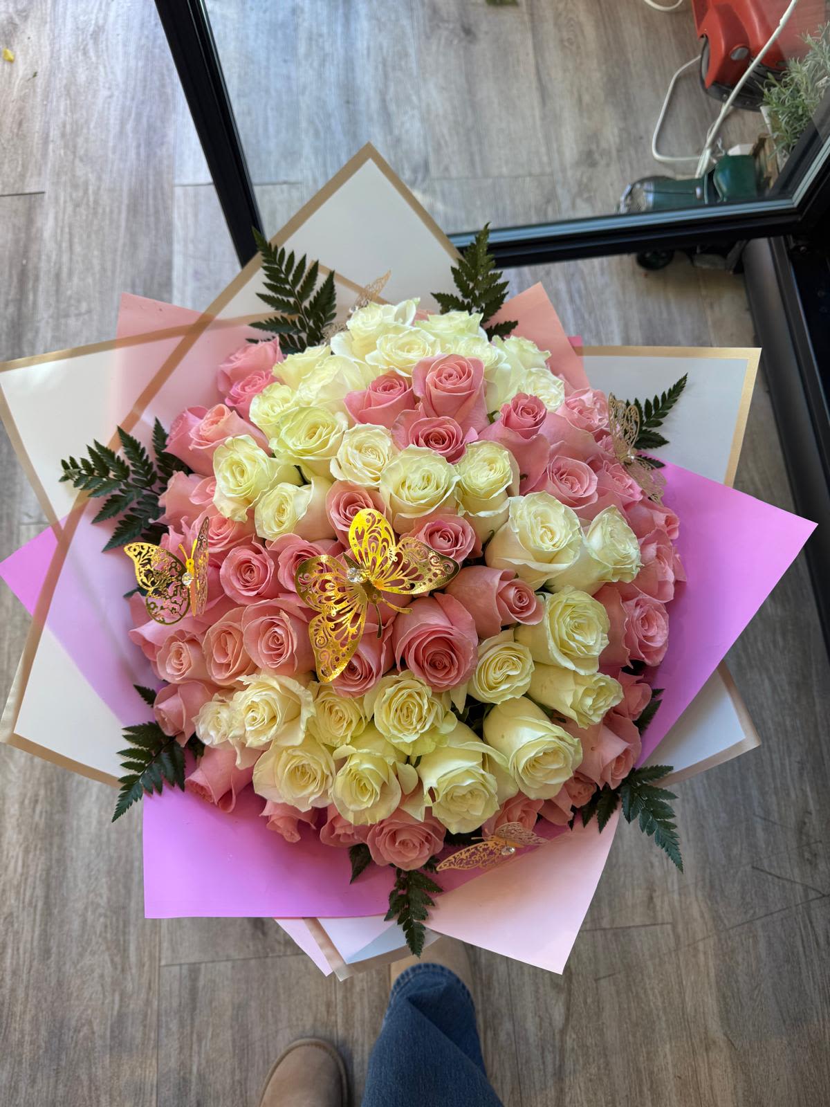 Bouquet 75 roses Personalized Bouquet 75 roses Personalized - This bouquet has 75 roses, it is personalized (it has the letter S with roses) and can be changed at the client's request.