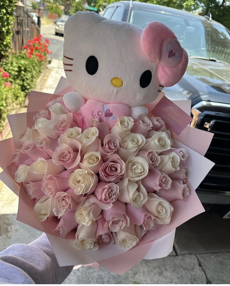 buchon hellokitty - arreglo floral elaborado en rosas con peluche de hellokitty