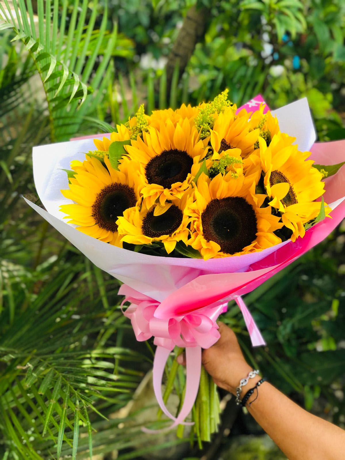 manual de girasoles - ramo de girasoles elaborado con papel coreano de color rosado lo puedes cambiar si es de tu preferencia con solo 8 girasoles