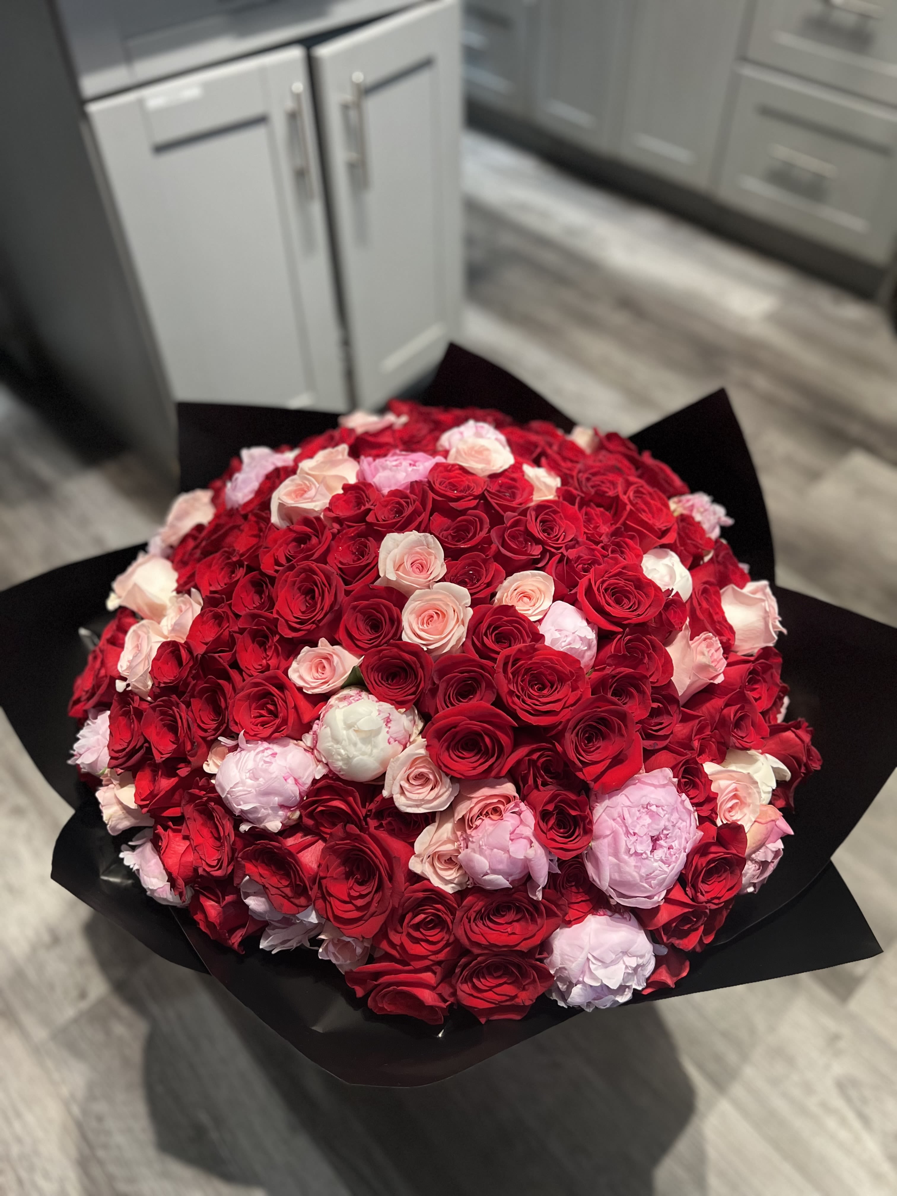 200 Red rose buchon - Rose Buchón with 200 roses and full of peonies, can be upgraded with 250 and 300 gogeous Ecuadorian roses with selected imported peonies from around the world
