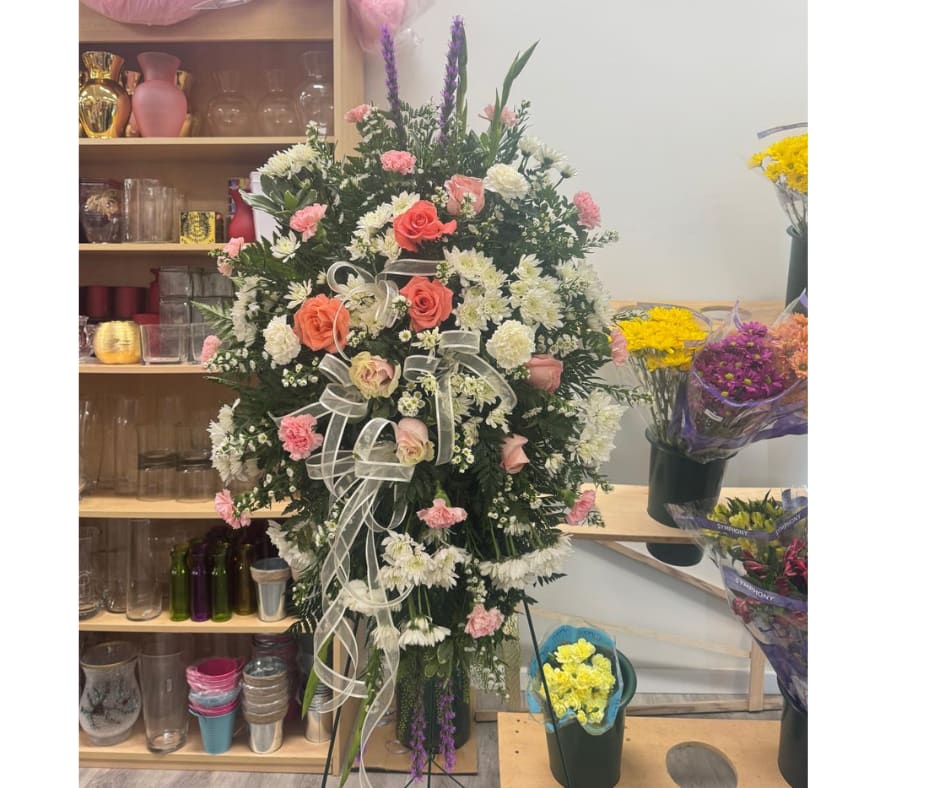 Recuerdo Infinito. Recuerdo Infinito. - A floral arrangement full of meaning, created to honor with love and respect the memory of a loved one. This design combines the elegance of roses and the delicacy of carnations, in soft tones that reflect peace and gratitude.