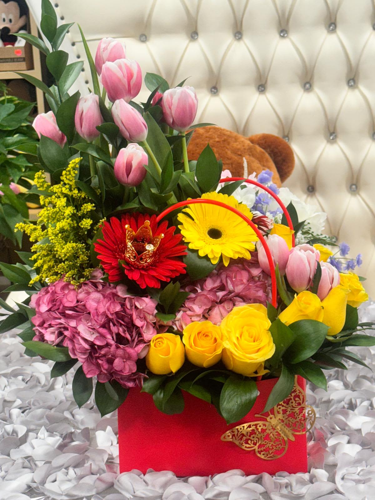Bloom bag Bloom bag - Descubre nuestro exclusivo Bloom Bag: un arreglo floral único que combina tulipanes, gerberas y rosas en un hermoso bolso lleno de frescura y estilo.